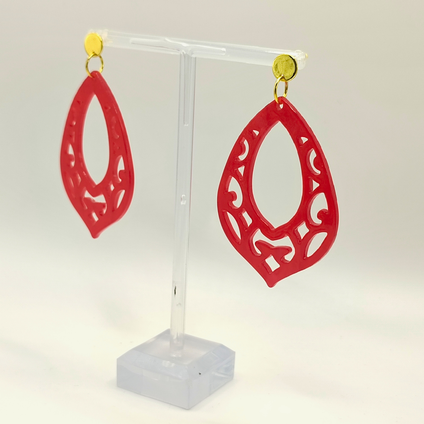 Rote Acryl-Hängeohrringe mit Ornament