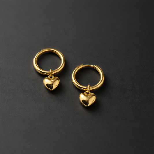 Creolen mit 3D-Herz-Charm – 18k vergoldeter Edelstahl