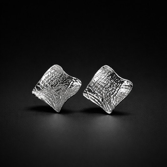 Avantgarde Chic Gewellte Statement-Ohrstecker