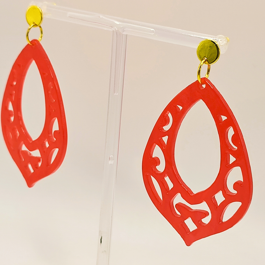 Rote Acryl-Hängeohrringe mit Ornament